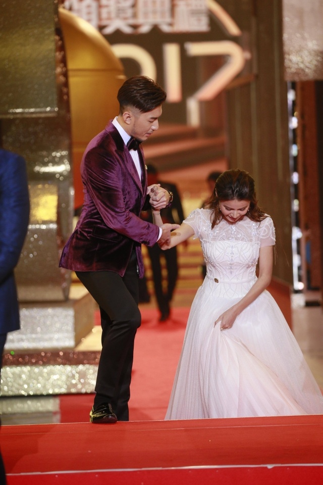 Dan sao TVB tren tham do anh 10