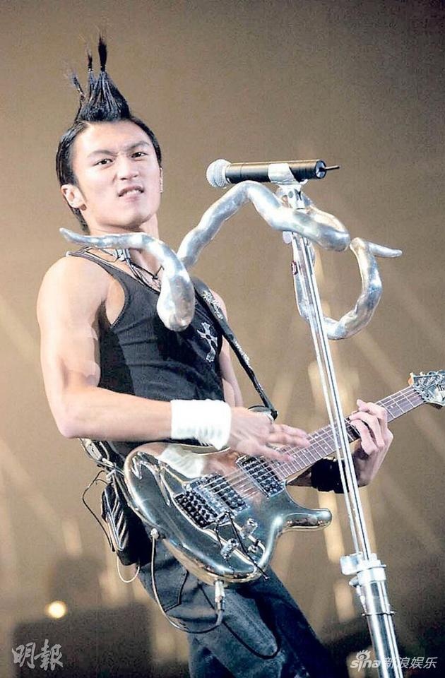 Ta Dinh Phong dung ban la ui toc anh 3