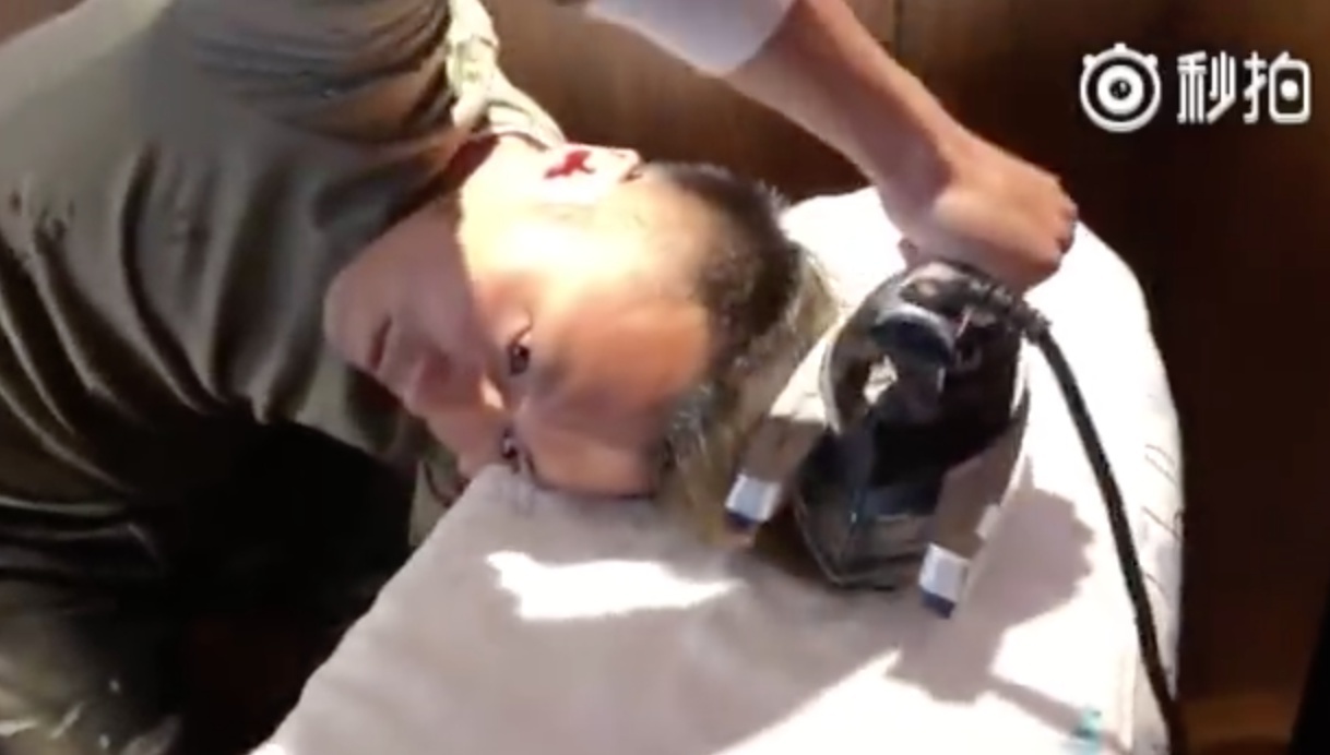 Clip Ta Dinh Phong tu ui toc bang ban la hinh anh