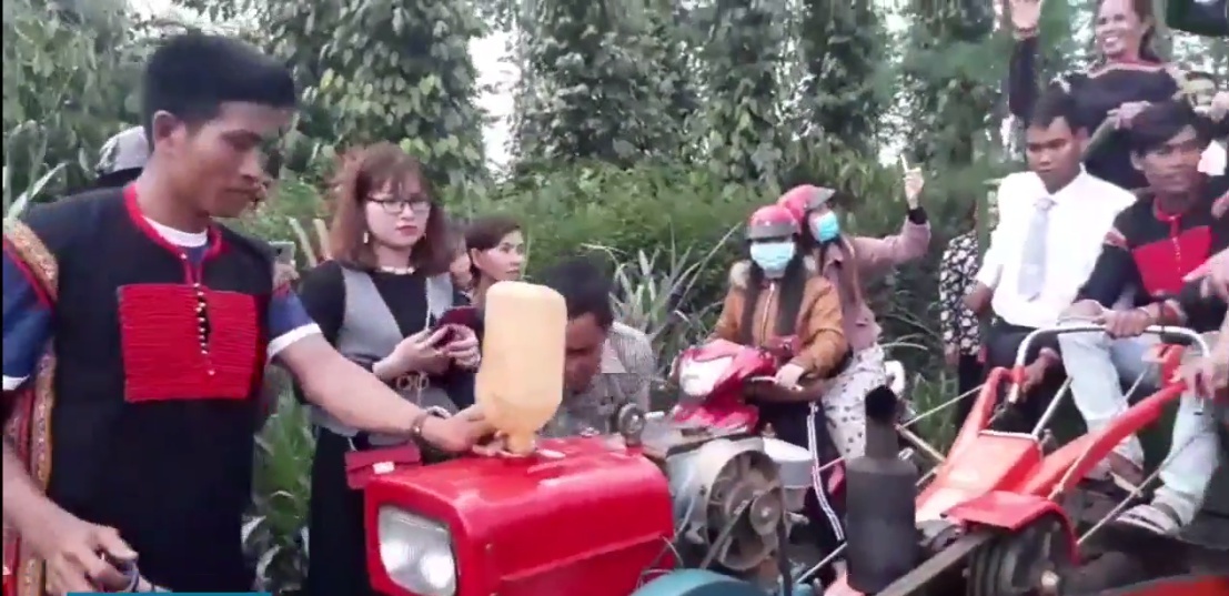 Hoa hậu H'Hen Niê rơi vương miện vì xe máy cày ảnh 3 Hoa hau H'Hen Nie roi vuong mien vi xe may cay anh 3