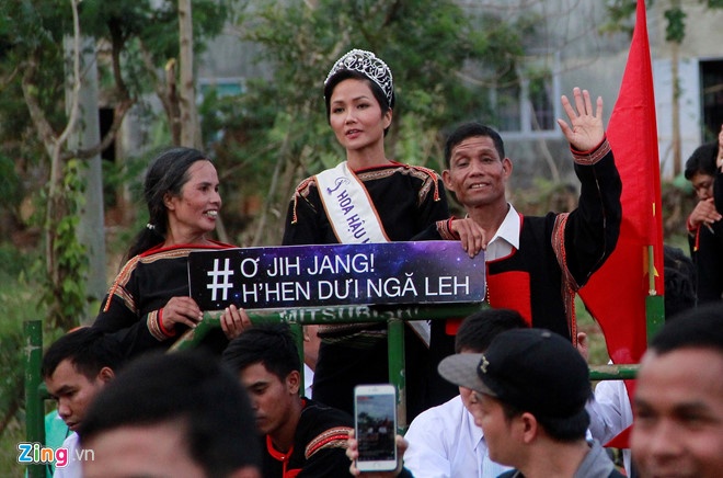 Hoa hau H'Hen Nie roi vuong mien vi xe may cay anh 2