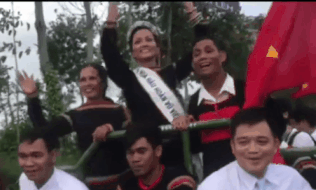 Hoa hau H'Hen Nie roi vuong mien vi may cay het dau giua duong hinh anh