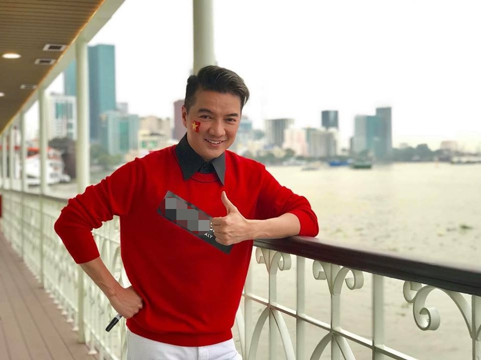 Clip Dam Vinh Hung khoc truoc chien thang lich su cua tuyen Viet Nam hinh anh