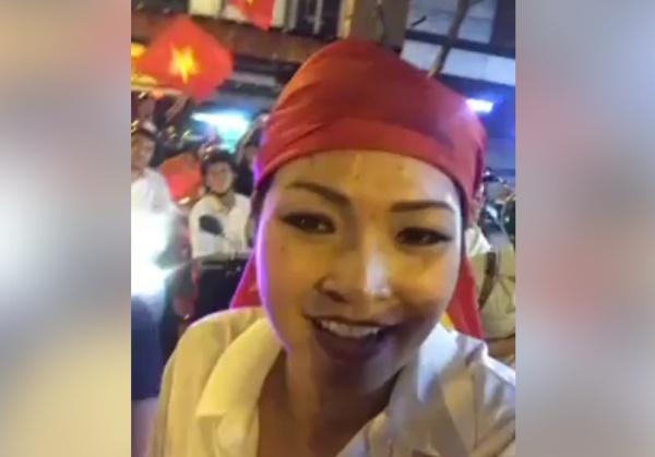 Clip Phuong Thanh va dong nguoi ket cung sau chien thang U23 Viet Nam hinh anh