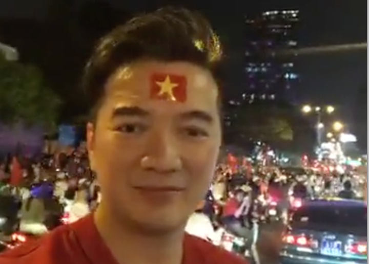 Clip Dam Vinh Hung ho reo khi dieu hanh tren duong pho mung thang loi hinh anh