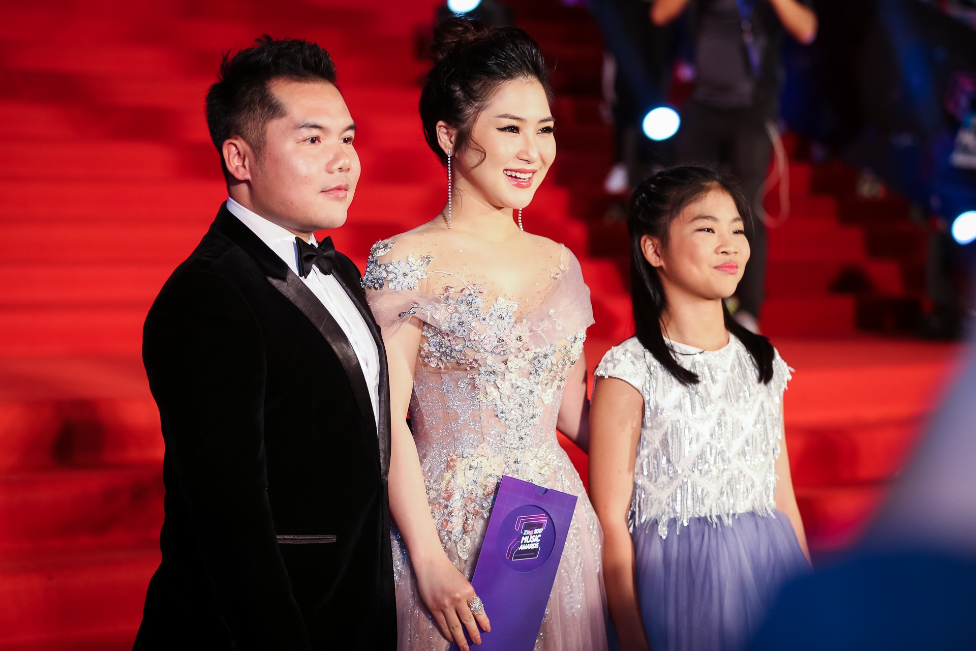 Huong Tram va Min noi bat tren tham do Zing Music Awards 2017 hinh anh