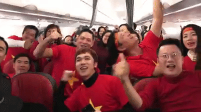 Clip dan nghe si Viet co vu tuyen U23 Viet Nam tren may bay hinh anh