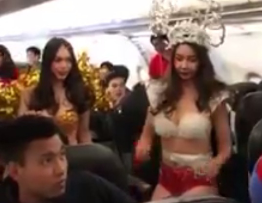 Clip nguoi mau trinh dien bikini tren chuyen co cho U23 Viet Nam hinh anh