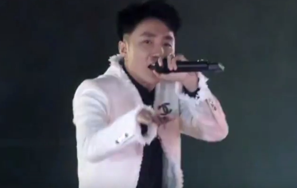 Clip Son Tung M-TP hat 'Tien len Viet Nam oi' ham nong My Dinh hinh anh