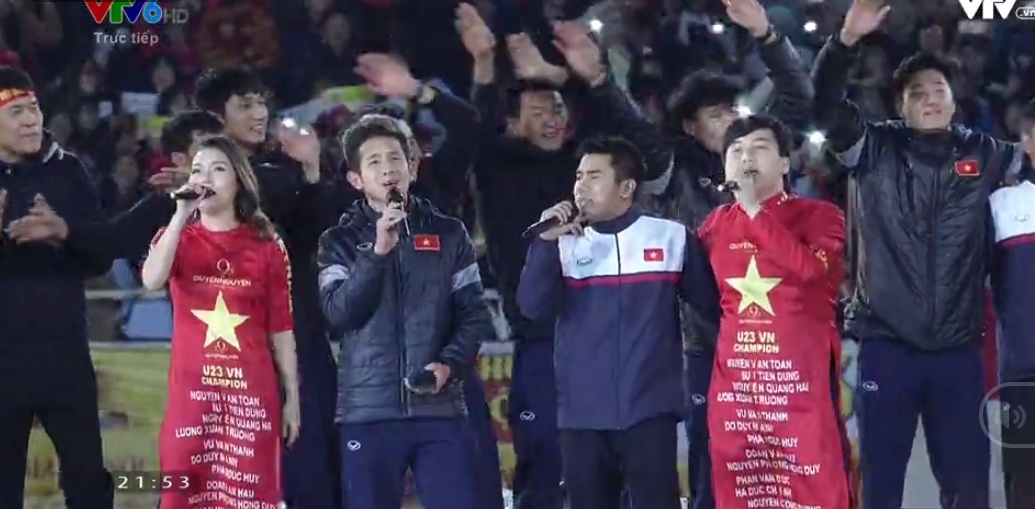 Clip cac cau thu U23 Viet Nam hat 'Niem tin chien thang' hinh anh