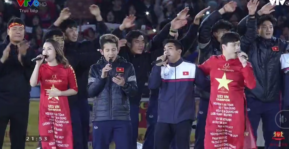 U23 Viet Nam the hien giong hat cung ca si Viet tai My Dinh hinh anh