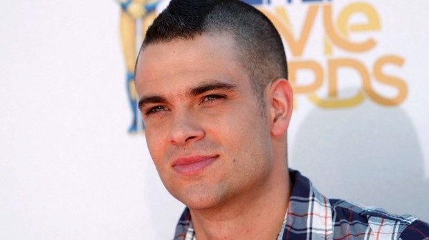 Tai tu 'Glee' treo co tren cay tu sat sau be boi tang tru phim au dam hinh anh