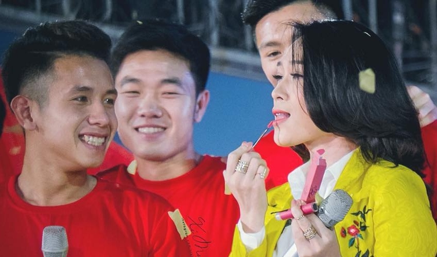 My Tam duoc Cong Phuong tang son khi dang hat cung Hong Duy hinh anh