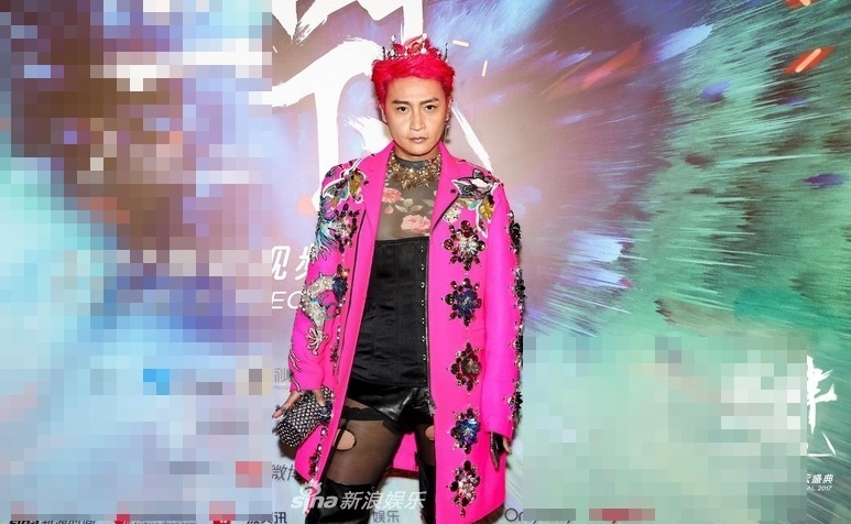 Tài tử 'Hoàn Châu cách cách' mặc quần tất lỗ ảnh 1 Tai tu 'Hoan Chau cach cach' mac quan tat lo anh 1