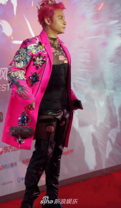 Tài tử 'Hoàn Châu cách cách' mặc quần tất lỗ ảnh 3 Tai tu 'Hoan Chau cach cach' mac quan tat lo anh 3