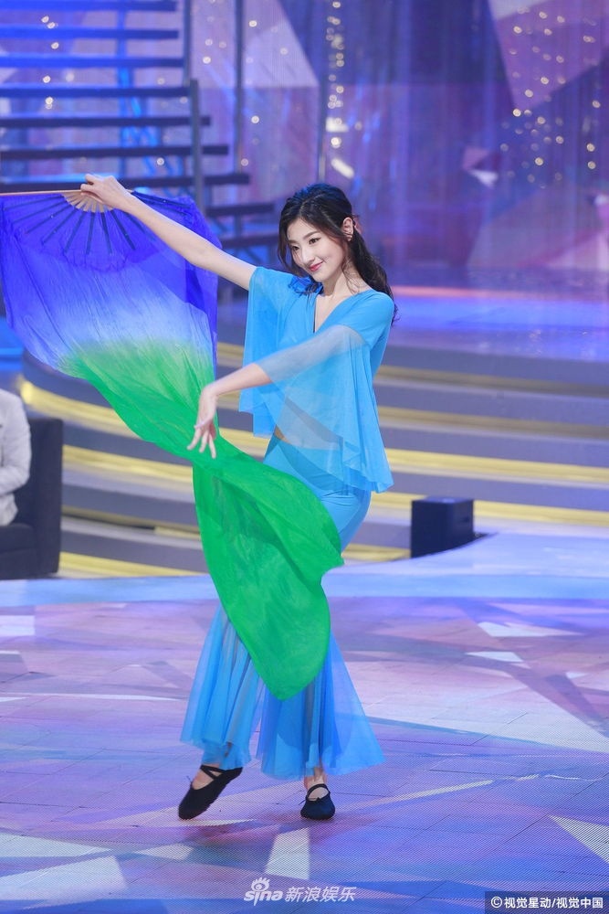 Ly Tu Giai dang quang Hoa hau Quoc te Trung Quoc anh 5