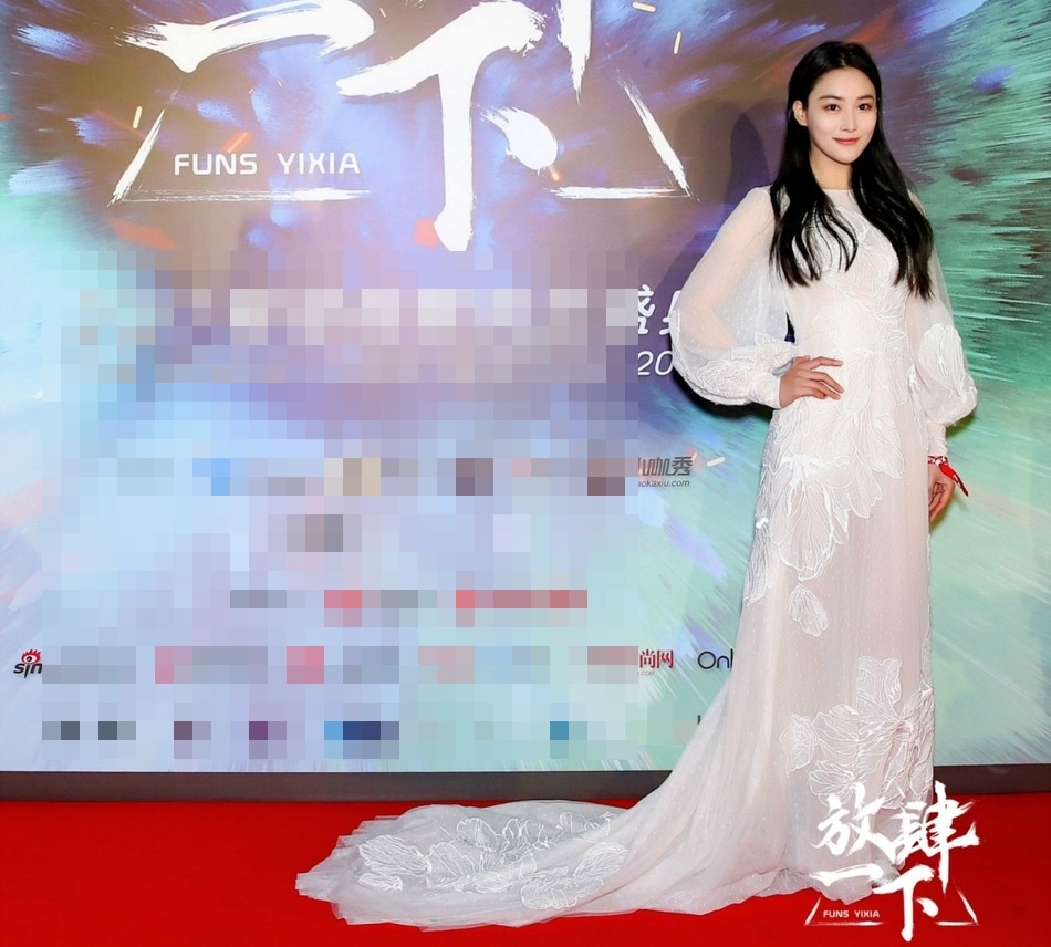 Tài tử 'Hoàn Châu cách cách' mặc quần tất lỗ ảnh 4 Tai tu 'Hoan Chau cach cach' mac quan tat lo anh 4