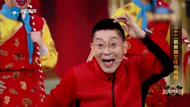 Clip dan sao 'Tay du ky' tai hien lai kinh dien tren san khau hinh anh