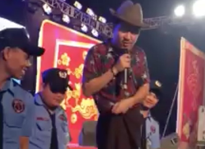 Clip Truong Giang bi khan gia keo quan khi hat o Quang Ngai hinh anh