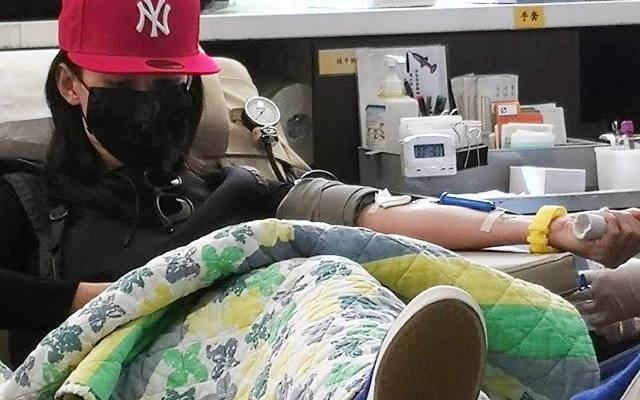 Trương Bá Chi hiến máu ảnh 1 Truong Ba Chi hien mau anh 1