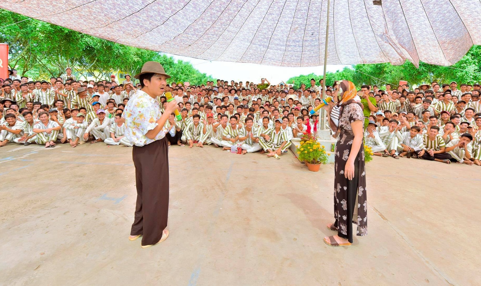 Đàm Vĩnh Hưng và Trường Giang hát ở trại tù ảnh 1 Dam Vinh Hung va Truong Giang hat o trai tu anh 1