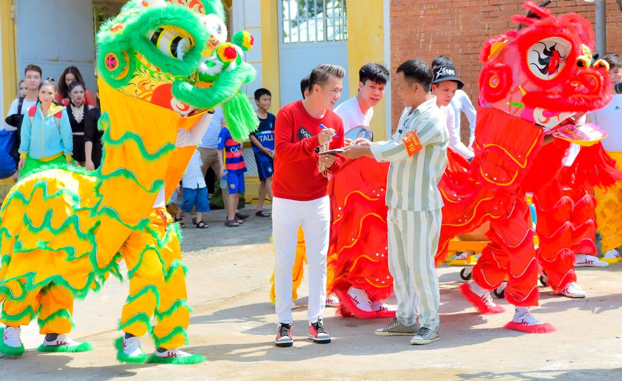 Clip Dam Vinh Hung hat tai trai giam o Tien Giang hinh anh