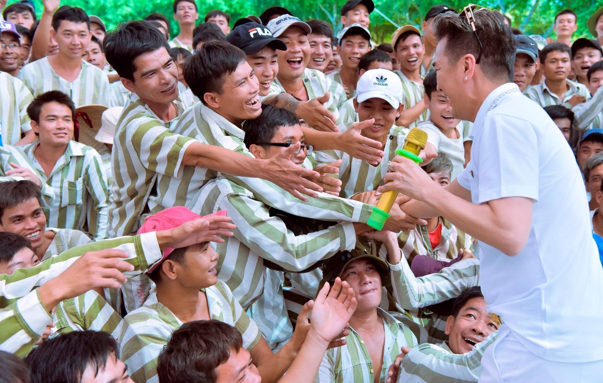 Dam Vinh Hung, Truong Giang bieu dien o trai giam ngay can Tet hinh anh