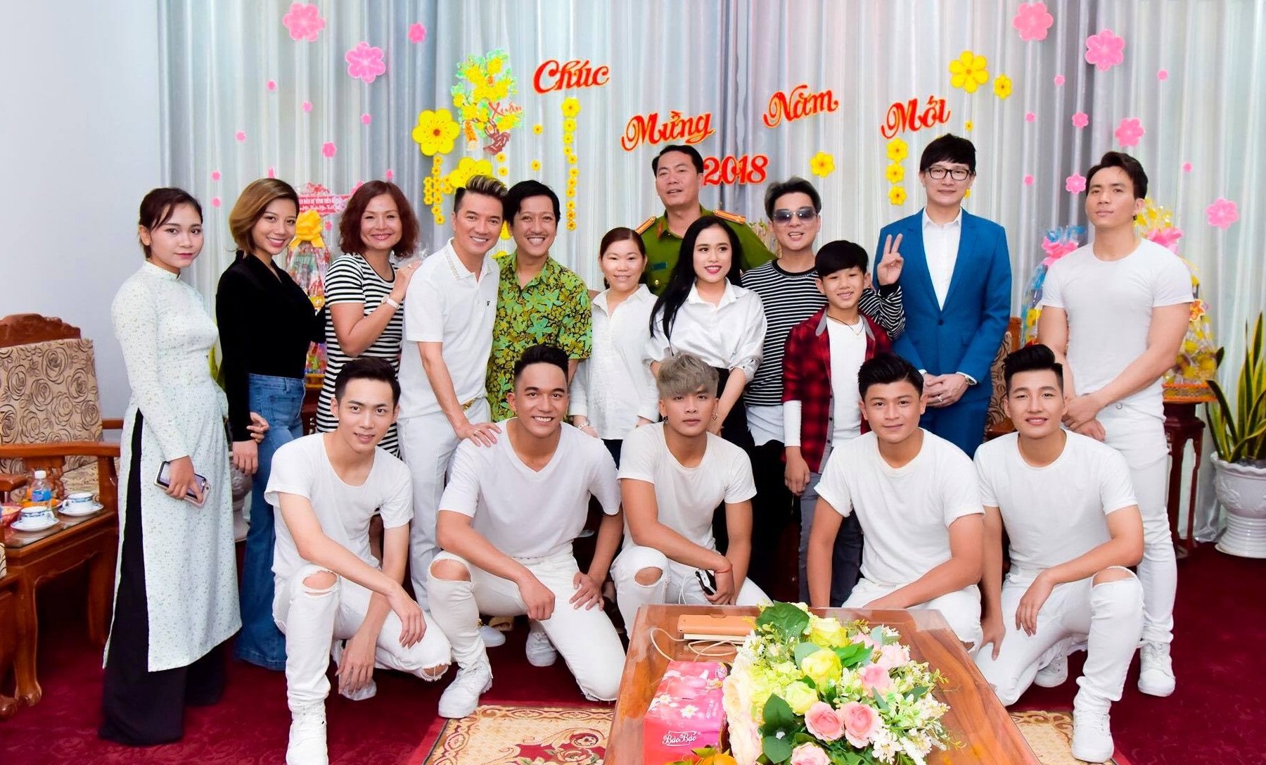 Đàm Vĩnh Hưng và Trường Giang hát ở trại tù ảnh 5 Dam Vinh Hung va Truong Giang hat o trai tu anh 5