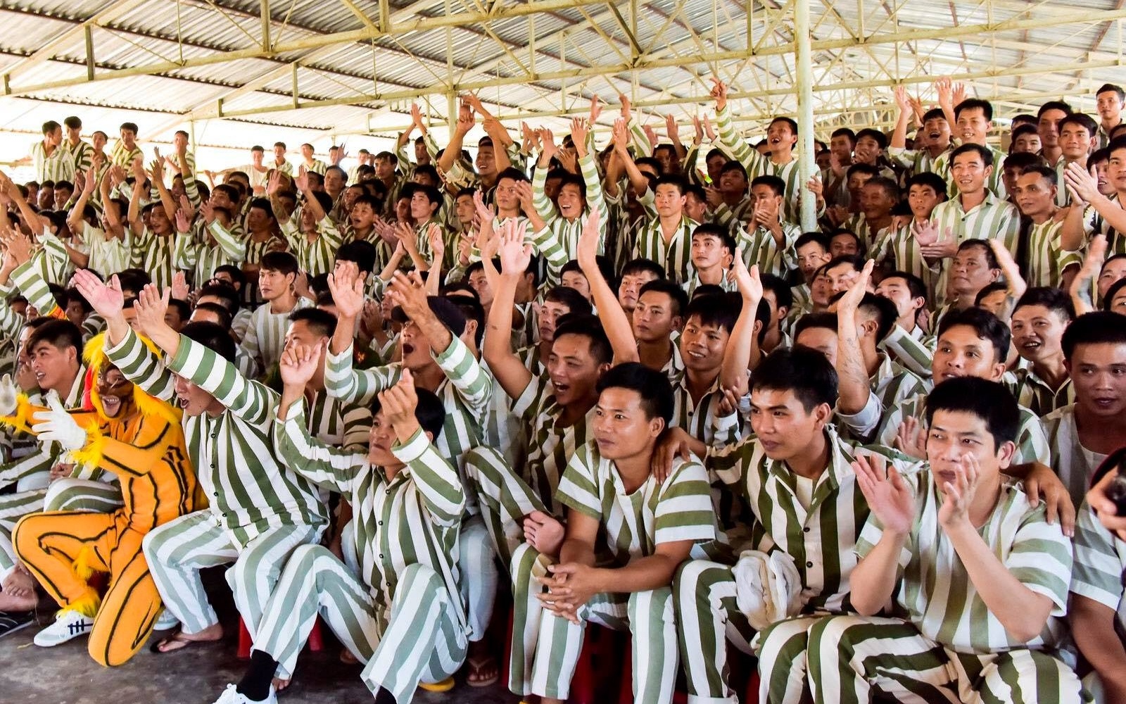 Đàm Vĩnh Hưng và Trường Giang hát ở trại tù ảnh 4 Dam Vinh Hung va Truong Giang hat o trai tu anh 4