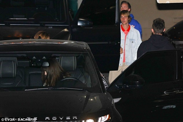 Justin Bieber hôn Selena Gomez giữa nhà hàng ảnh 3 Justin Bieber hon Selena Gomez giua nha hang anh 3