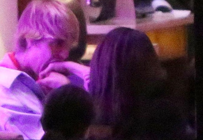 Justin Bieber hôn Selena Gomez giữa nhà hàng ảnh 2 Justin Bieber hon Selena Gomez giua nha hang anh 2