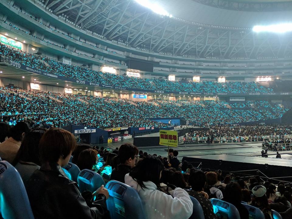 SHINee khóc trong đêm diễn đầu tiên sau Jong Hyun ảnh 3 SHINee khoc trong dem dien dau tien sau Jong Hyun anh 3