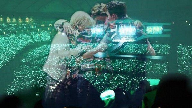 SHINee khóc trong đêm diễn đầu tiên sau Jong Hyun ảnh 4 SHINee khoc trong dem dien dau tien sau Jong Hyun anh 4