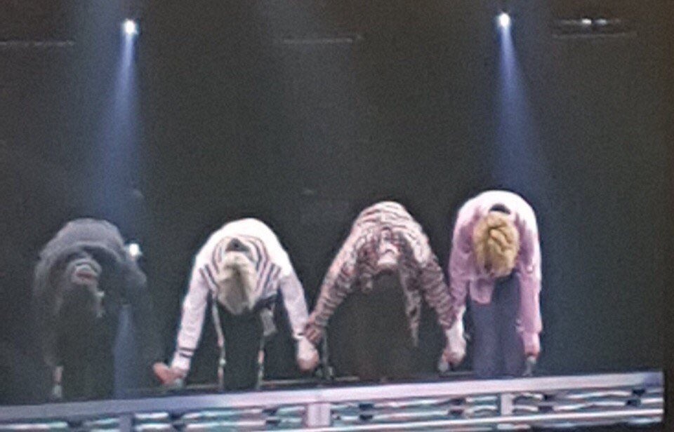 SHINee khoc trong dem dien dau tien sau cai chet cua Jong Hyun hinh anh