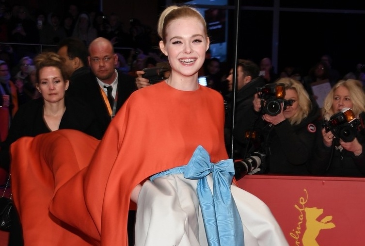 Elle Fanning an tuong voi vay cong kenh tren tham do hinh anh