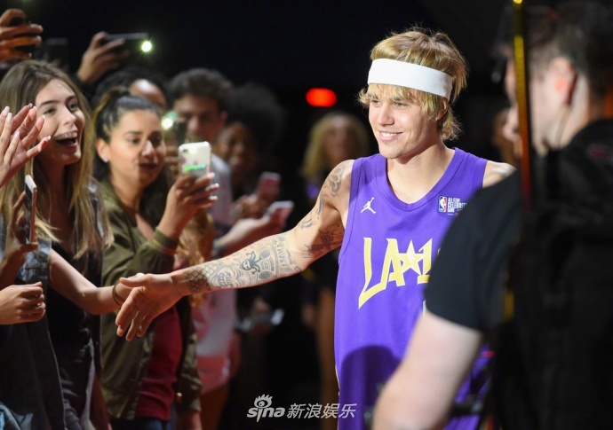 Justin Bieber va Ngo Diec Pham thi dau bong ro NBA anh 3