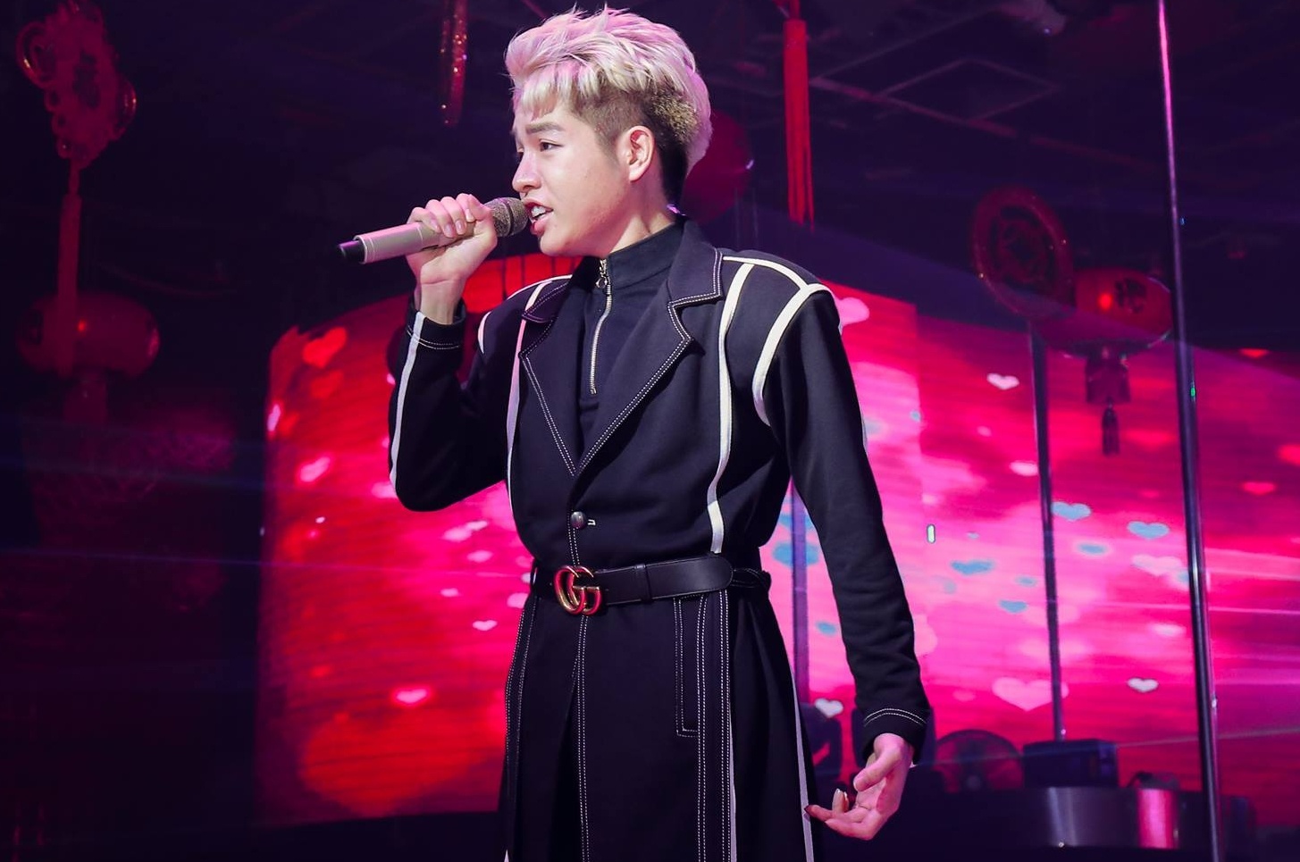 Clip Duc Phuc hat 'Ghen' voi vu dao chem hoa qua hinh anh