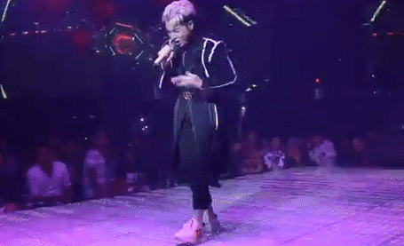 Duc Phuc gay chu y khi hat 'Ghen' voi vu dao chem hoa qua hinh anh