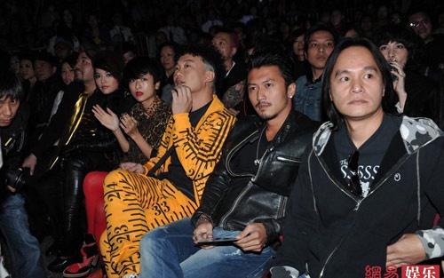 Clip Ta Dinh Phong, Vuong Phi va Tran Dich Tan hat o quan karaoke hinh anh