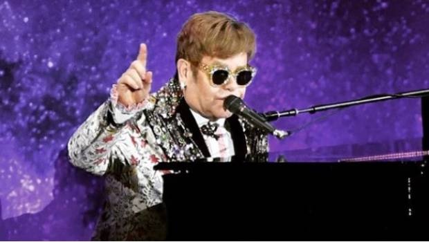 Clip Elton John bo ngang san khau khi bi khan gia dung cham hinh anh