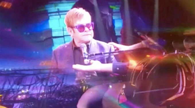 Elton John bo san khau khi lien tuc bi khan gia dung cham hinh anh