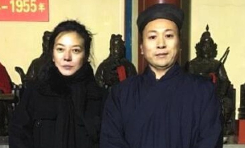 Trieu Vy gay ngo ngang vi guong mat tieu tuy, gia nua hinh anh