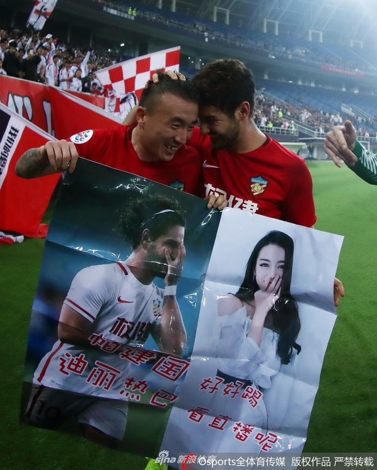 Alexandre Pato mê Địch Lệ Nhiệt Ba ảnh 2 Alexandre Pato me Dich Le Nhiet Ba anh 2