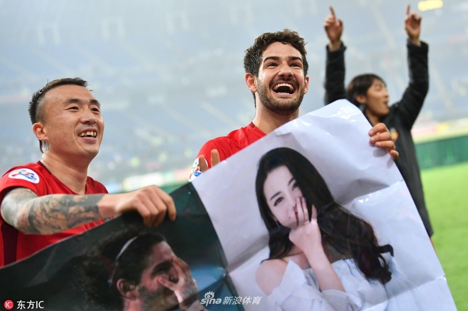 Alexandre Pato mê Địch Lệ Nhiệt Ba ảnh 1 Alexandre Pato me Dich Le Nhiet Ba anh 1