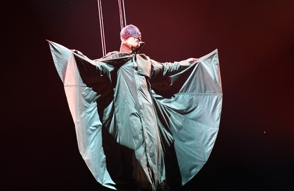 Lam Tuan Kiet bi che bai khi tro thanh Batman tren san khau hinh anh