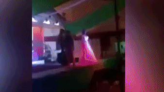 A hau lao vao cau xe, day nga hoa hau o cuoc thi nhan sac chuyen gioi hinh anh