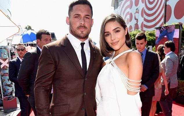 Hoa hau Hoan vu The gioi bi ban trai bo vi nude anh 1