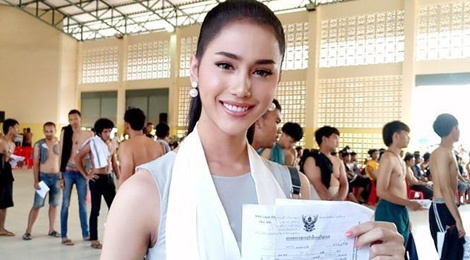 Hoa hau chuyen gioi Thai Lan gay chu y khi di kham nghia vu quan su hinh anh