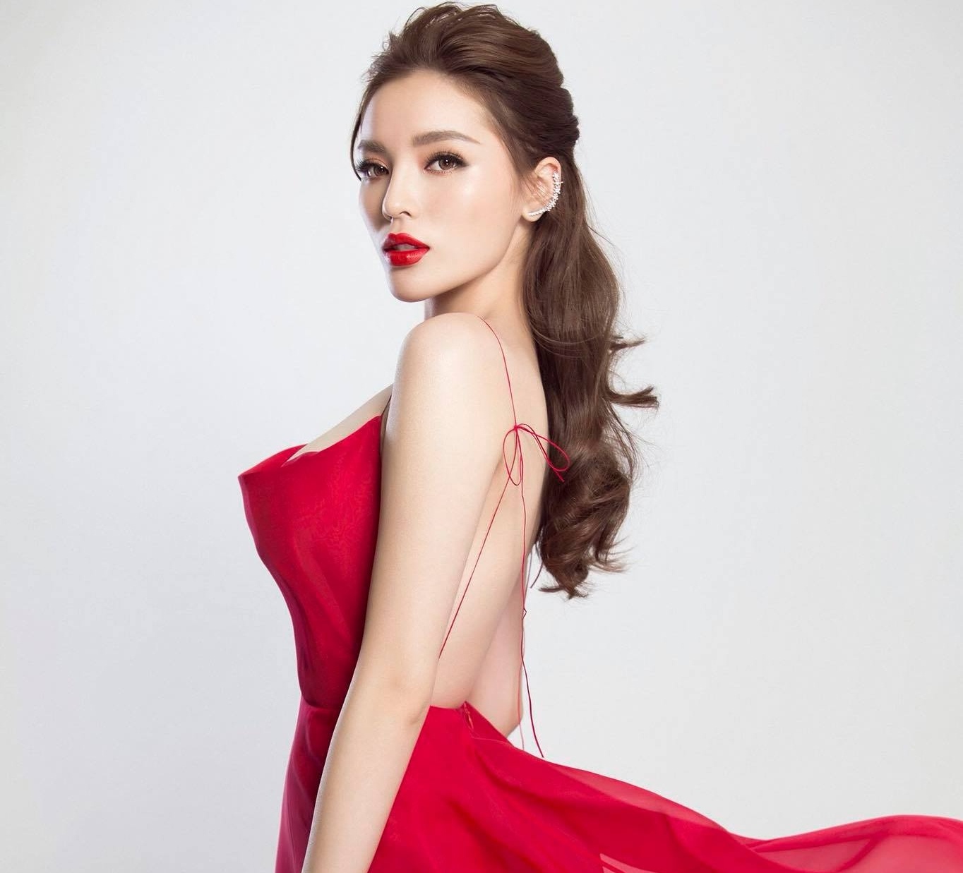 Hoa hau thay doi sau dang quang anh 5