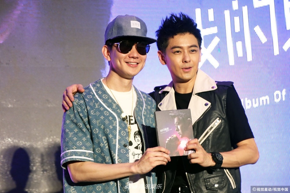 Lam Chi Dinh dua vo con anh 7